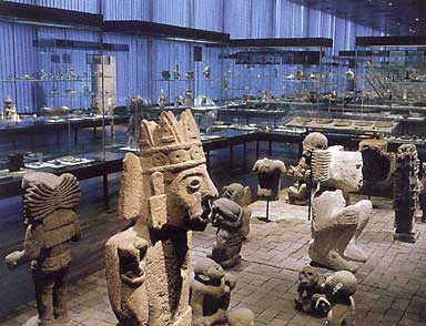 Blick in den Mesoamerika-Saal des Ethnologischen Museums Berlin-Dahlem, Azteken-Abteilung. 