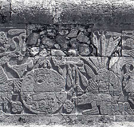 Auf diesem Relief aus Chitzen Itza (Maya) erkennt man die Enthauptung eines Opfers rechts und einen Ball, den man sich als den Kopf eines Geopferten vorstellt. Warum erklärt das "Popol Vuh", die Bibel der Maya.