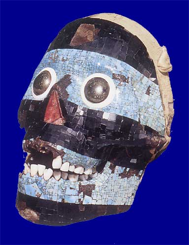 Diese Tetzcatlipoca-Maske ist aus Mosaik auf einem menschlichen Totenschädel gestaltet.