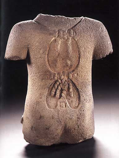 Hier sieht man eine Darstellung des Xipe Totec von hinten. Ebenso sah ein Xipe-Totec-Priester aus, wenn er die Haupt eines geschundenen Menschen übergezogen hatte. Der Torso stammt aus der Sammlung des Ethnologischen Museums Dahlem.