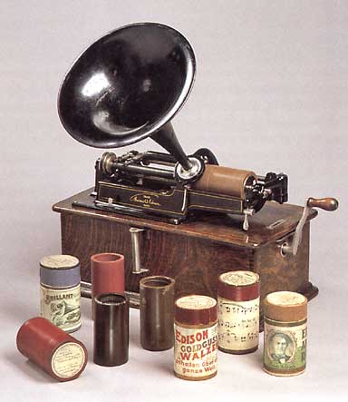 Edison-Phonograph mit Wachswalzen. Aus dem Katalog des Ethnologischen Museums Berlin, a.a.O.
