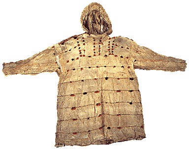 Eskimo-Anorak, Ethnologisches Museum Berlin. Diese aus Fischhaut wasserdicht gefügten Regenmäntel konnten mit den Jagdkajaks zu wasserdichten Einheiten verbunden werden, so dass es möglich war, zu kentern, ohne gleich unterzugehen. Obwohl die Eskimo insgesamt die Lebensweise der eis- und steinzeitlichen Jäger fortsetzten, waren bei ihren Vorläufern derartige Verfeinerungen der typischen Technologie, soweit wir wissen, noch nicht bekannt.