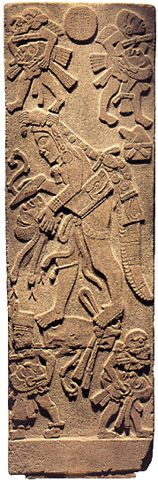 Stele, Cozumalhuapa-Kultur, Ethnologisches Museum Berlin-Dahlem. Wir sehen in der Mitte einen Opferer in Ballspielausrüstung auf dem Rumpf eines Opfers stehen. In der Hand hält er ein Obsidianmesser, mit dem er den Kopf und die übrigen Glieder des Opfers abgetrennt hat. Ferner tragen Unterweltgötter Köpfe davon, möglicherweise die anderer Geopferter.