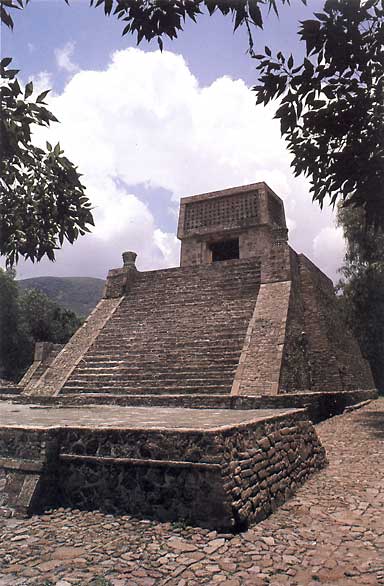 Pyramide von Santa Cecilia Acátitlan, eine der wenigen Pyramiden, von denen das Heiligtum auf der Tempelplattform rekonstruiert werden konnte. Auf der Plattform vor dem Sankuarium fanden die Opfer statt, auch die Menschenopfer.