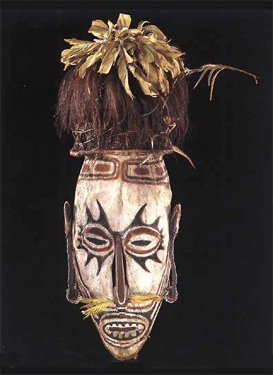 Maske der Simbang aus Neuguinea. Ethnologisches Museum Berlin. In den Ritualen dieser Clan-Gesellschaften, die meist mit Tanz und dem Ahnenkult bzw. dem Totemismus verbunden waren, wurden solche Masken von M&auml;nnern getragen, die die Moral der 'Alten' repr&auml;sentierten. Der Totemismus ist eine Gesellschafts- und Religionsform, in der die Clans, d.h. Gro&szlig;familien, sich von mythischen Ahnen, dem Totem, ableiten, die meist Naturwesen sind, Tiere oder Pflanzen. Oft hat ein solcher Clan die Aufgabe, sein Totem besonders zu sch&uuml;tzen. &Ouml;kologische Verantwortung war hier in die Weltanschauung der Menschen fest eingebaut! 